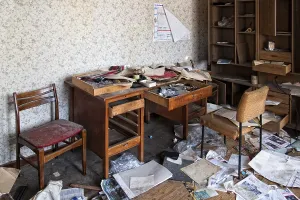Abandoned Office Space Drucke: An abandoned office with scattered documents an abandoned office with scattered documents