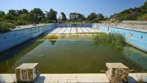 Drucke von Verlassenes Schwimmbad mit Graffiti und algenbeladenem Wasser, umgeben von Bäumen an einem sonnigen Tag, Verlorener Ort, Fauliges Schwimmbad, Afandou, Rhodos, Dodekanes, Griechische Inseln Graffiti-Tags Drucke: Verlassenes Schwimmbad mit Graffiti und algenbesetztem Wasser.