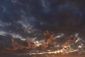 Empty German Countryside Drucke: Abned sky with reddish clouds, Thuringia, Germany