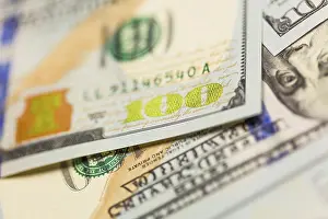 Close Up Dollar Bill Drucke: Abstraact of one hundred dollar bill laying on flat surface