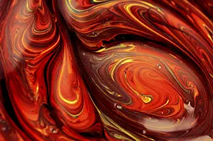 Abstraktes Kunstwerk mit verschmiertem orangenrot lackierten Farbe und digitaler Verarbeitung.
