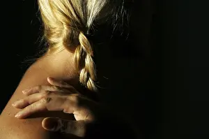 Dramatic Lighting Drucke: Abstract blonde with dramatic lighting