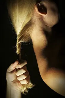 Caucasion Ethnicity Photo Drucke: Abstract dramatically lit image of woman's shoulder