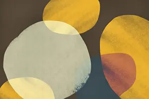 Drucke von Abstrakte minimalistische Bild, das überlappende geometrische Formen in irdischen Tönen von Gelb und Blau zeigt. Der texturierte Hintergrund verleiht einem Gefühl von Tiefe und Harmonie Minimalistische Kunstwerke Drucke: Abstrakte minimalistische Bild