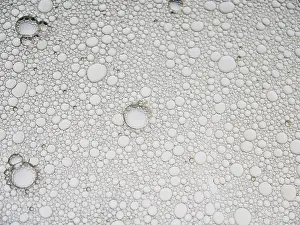 Creative Abstract Art Drucke: An abstract pattern featuring numerous bubbles in varying sizes
