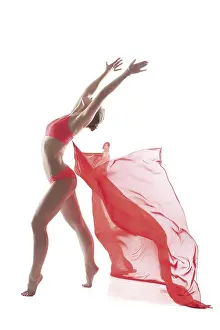 Young Woman Pose Drucke: Active slim model posing with pink cloth