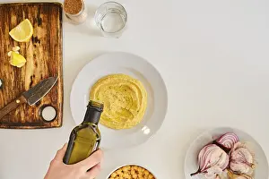 Vegetarian Meal Prep Drucke: Adding olive oil to hummus, top view