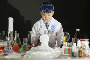Educational Institution Images Drucke: Adorable smart boy doing experiment in studio