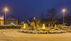 Snowy Evening Scene Drucke: Advent candles at the roundabout