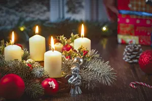 Ornate Christmas Ornaments Drucke: Advent wreath in front of window