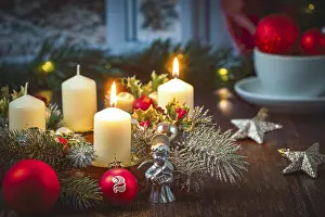 Deserted Window Scene Drucke: Advent wreath in front of window