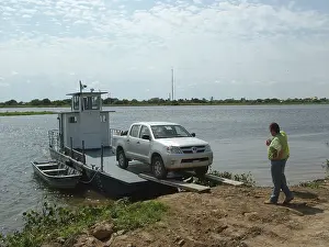 Paraguay Drucke: Abenteuerliche Autofähre am Rio Paraguay.