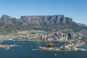 Atlantic Ocean Coastline Photo Drucke: Aerial view, harbour, Devil's Peak and Table Mountain at the back