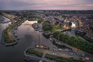 Luftaufnahme des Hafens bei Sonnenuntergang.