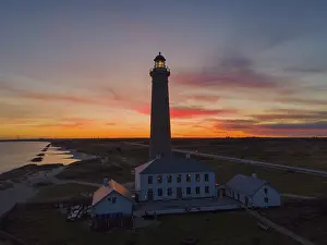 Dänemark Drucke: Luftaufnahme, Leuchtturm im Abendlicht.