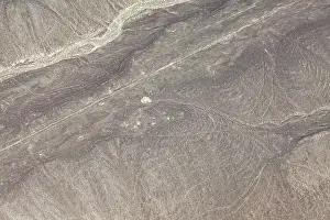 Ancient Civilization Landmarks Drucke: Aerial view of line patterns in a dry