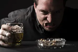 Man Smoking A Cigarette Drucke: Aggressive man with beer
