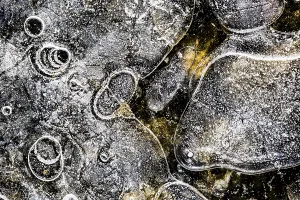 Uninhabited Austrian Landscapes Drucke: Air pockets, air bubbles and structures in ice