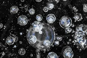 No People In The Snow Drucke: Air pockets, air bubbles and structures in ice