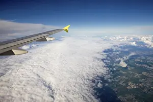 Drucke von Flugzeuge in der Luft über einer Wolkenfront, Baden-Württemberg, Deutschland Flugzeuge in der Luft über einer Wolkenfront, Baden-Württemberg, Deutschland Luftfahrt Drucke: Flugzeuge in der Luft über einer Wolkenfront.