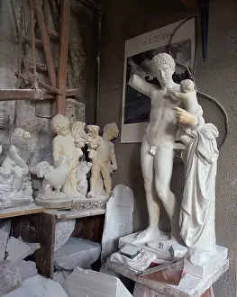 Drucke von Alabasteratelier, Figuren aus Alabaster, Volterra, Toskana, Italien Volterra Drucke: Alabasteratelier, Figuren aus Alabaster.