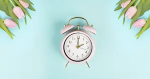 Ornamental Plant Decorative Item Drucke: Alarm clock with tulips, switch to daylight saving time in spring