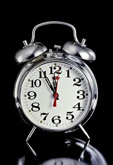 Old Alarm Clock Drucke: Alarmclock with hands at five to twelve