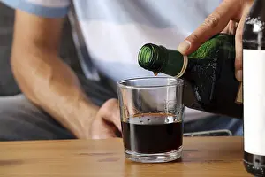 Alcohol Addiction Problem Drucke: Alcoholic gets drunk at home