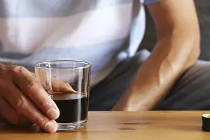 Alcoholism Problem Drucke: Alcoholic gets drunk at home