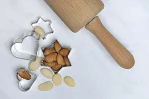 Advent Season Desserts Drucke: Almonds and biscuit cutters for biscuits