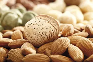 Studio Shot Backgrounds Drucke: Almonds and mixed nuts, full format