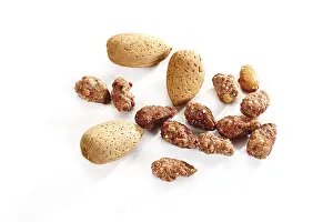 Roasted Nuts Drucke: Almonds in shell and roasted almonds