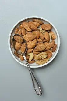 Food Photography Bowl Drucke: Almonds and walnuts in shell with spoon