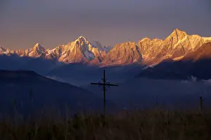 Mountain Range Drucke: Alpenglow on the mountain range of Mt