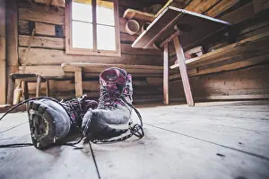 Gerahmter Druck : Alpine Stiefel in einem rustikalen Bergchalet.