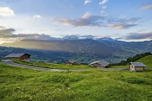 Swiss Alps Landscape Drucke: Alpine huts and alpine meadows