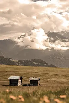 Drucke von Zwei Alpenhütten auf einer Alm, Dolomiten, Südtirol, Italien Die Dolomiten Drucke: Zwei Alpenhütten auf einer Alm.
