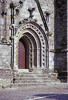 Historic Religious Buildings Europe Drucke: Altes geschnitztes Steinportal einer Kirche oder Kathedrale