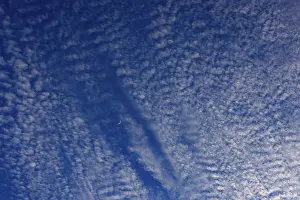 Altocumulus Cloud Formation Drucke: Altocumulus clouds with crescent moon