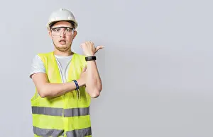 Construction Worker Pointing Drucke: Amazed Engineer pointing to side
