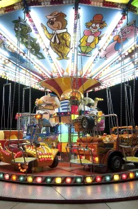 Folkloric Fairground Rides Drucke: Amusement park at night