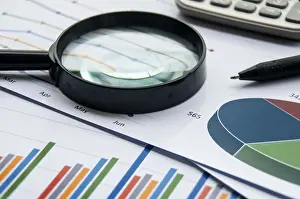 Investment Strategies Drucke: Analysis of data, chart and graphs with calculator and magnifying glass