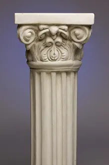 Ancient Column Background Drucke: Ancient column pillar replica on a blue gradation background