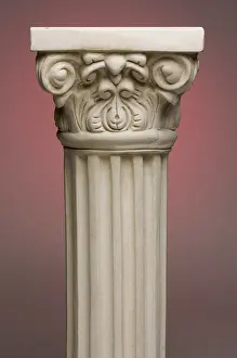 Ancient Column Background Drucke: Ancient column pillar replica on a red gradation background