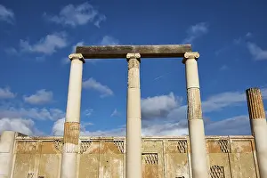 Ancient Greek Temple Drucke: Ancient columns under a cloudless blue sky