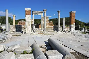 UNESCO World Heritage Site In Turkey Drucke: Ancient columns on a marble-covered area