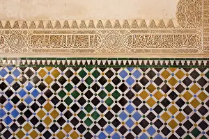 Historic City Center Granada Drucke: Ancient mosaic pattern at the Alhambra wall