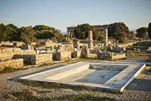 Ancient Roman Ruins Drucke: Ancient ruins and structures of an ancient temple surrounded by trees