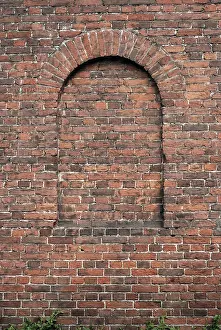 Uninhabited Ancient Structures Drucke: Ancient wall of brick with round false arch