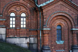 Deserted Ancient Ruins Drucke: Ancient wall of brick with round false arch